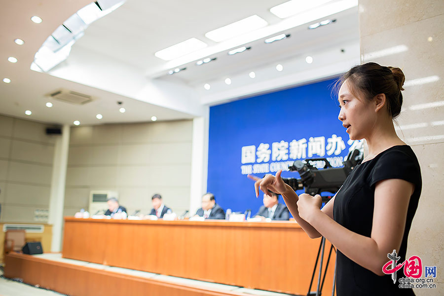 國(guó)新辦新聞發(fā)布會(huì)首次配備手語(yǔ)翻譯[組圖]